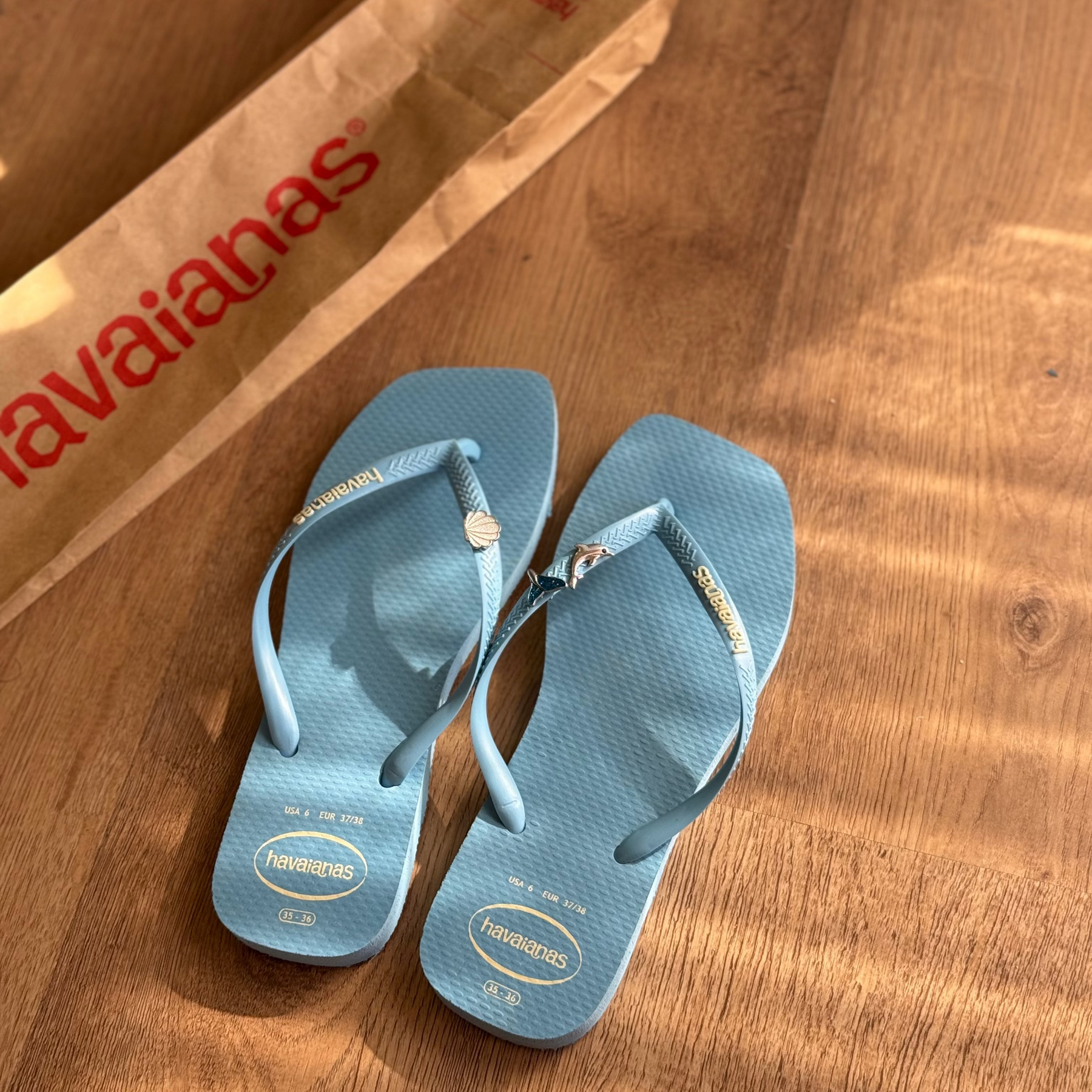 Havaianas Slim Square Logo Pop Up + Pingente Golfinho, Concha e Sereia