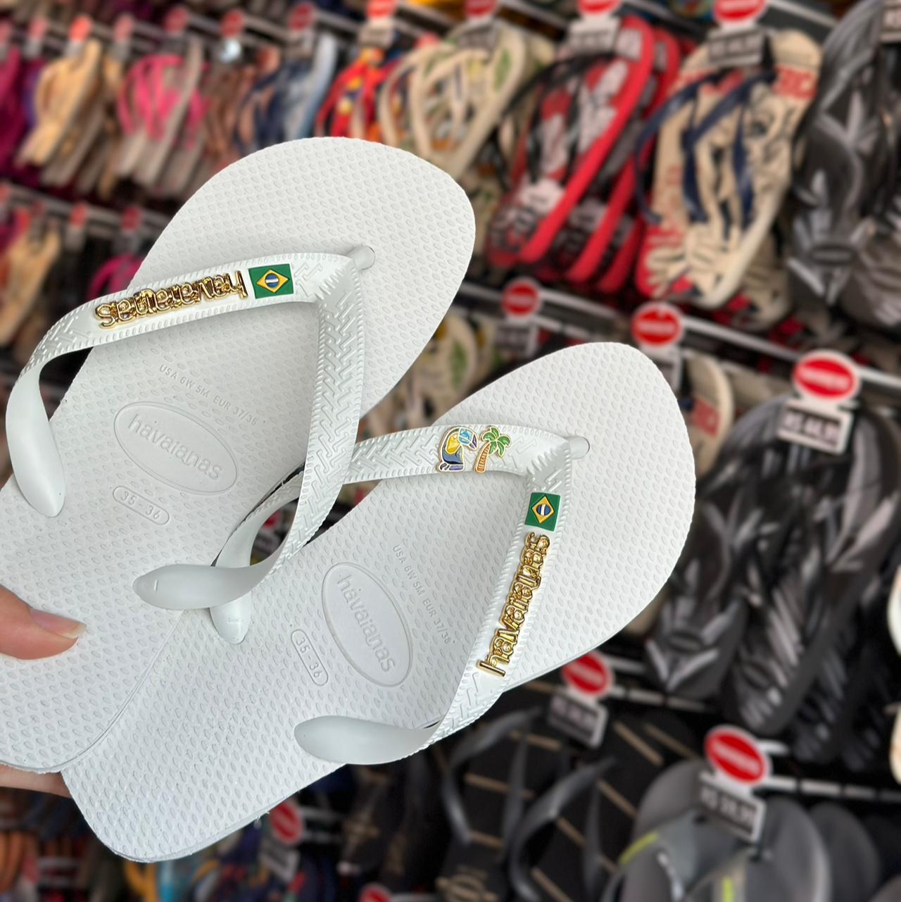 Havaianas Brasil + Placa Logo + Pin Tucano e Coqueiro