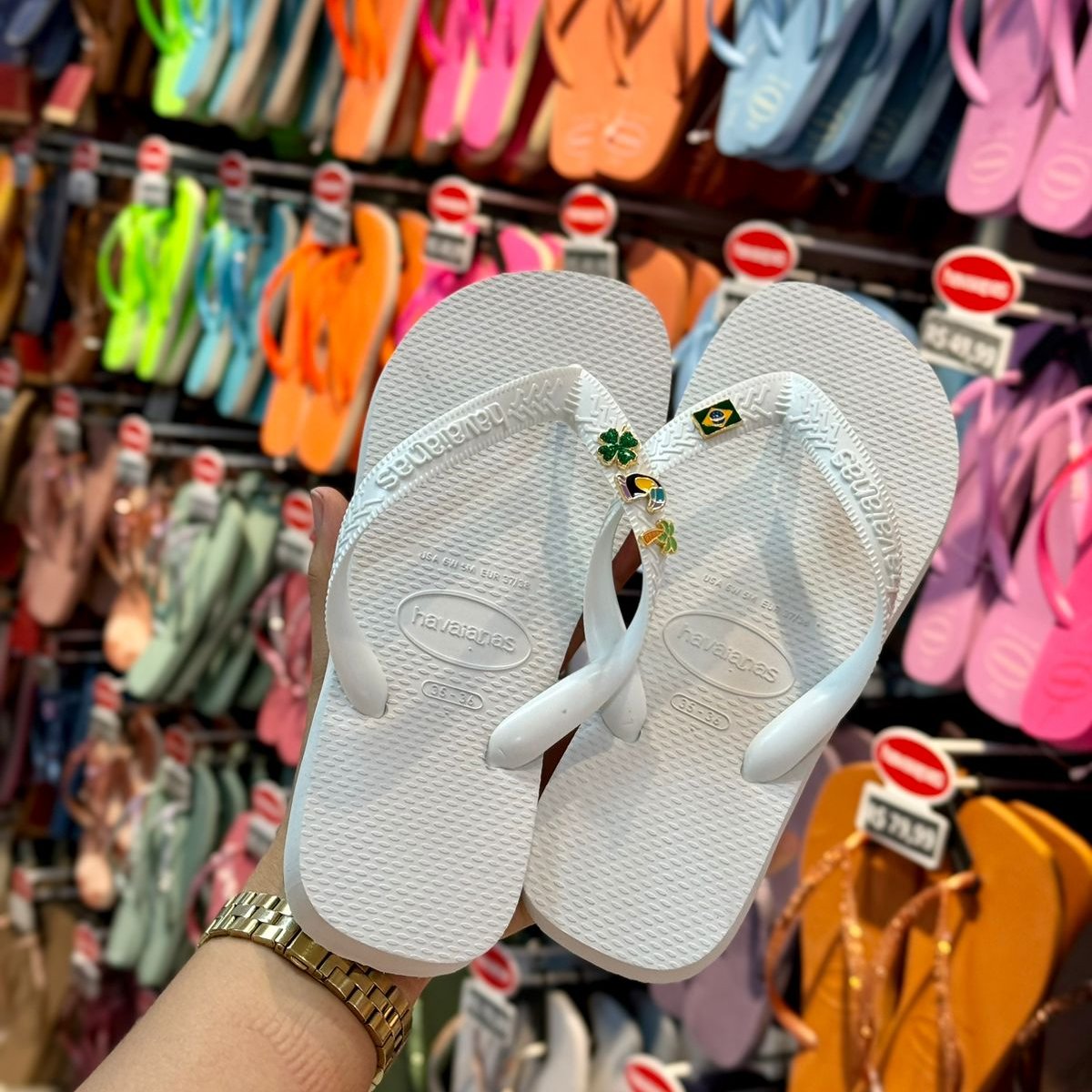Havaianas Top + Pingente Trevo, Tucano, Coqueiro e Brasil