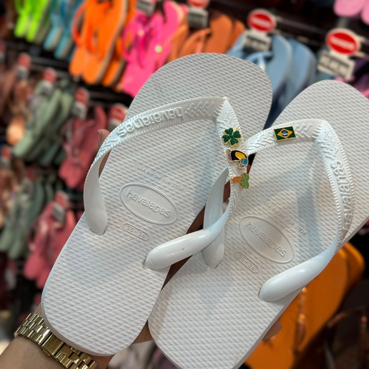 Havaianas Top + Pingente Trevo, Tucano, Coqueiro e Brasil