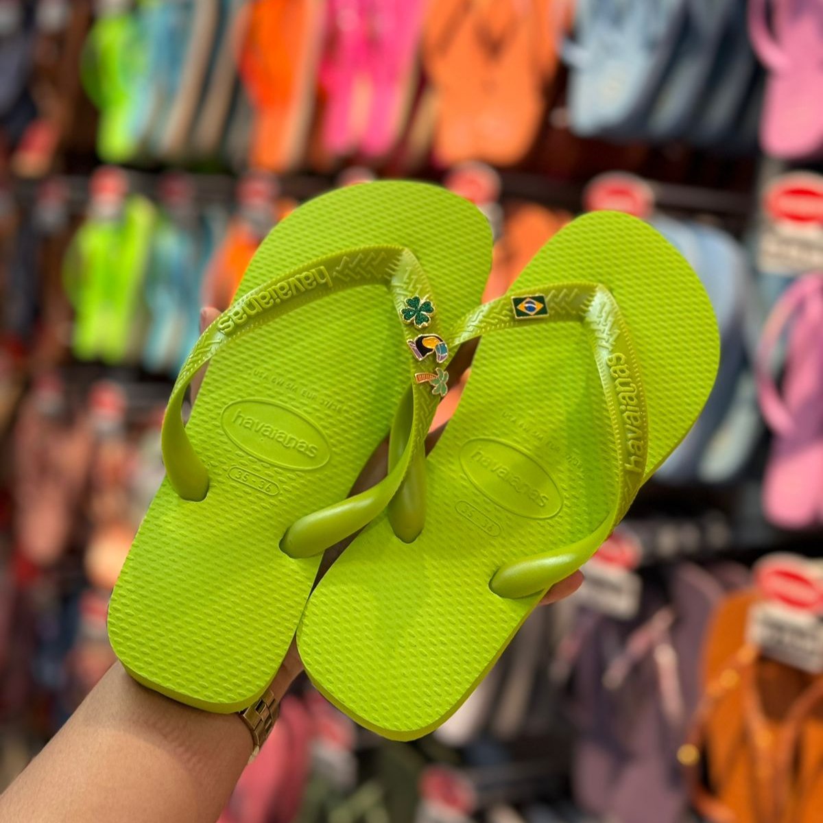 Havaianas Top + Pingente Trevo, Tucano, Coqueiro e Brasil