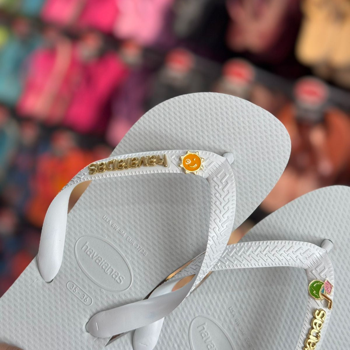 Havaianas Top + Placa Logo + Pin Sol e Água de Coco
