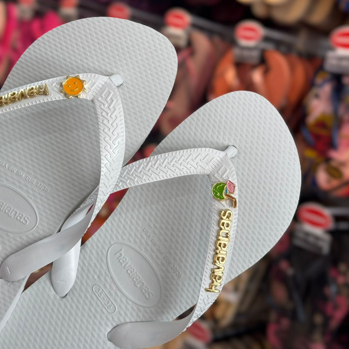 Havaianas Top + Placa Logo + Pin Sol e Água de Coco