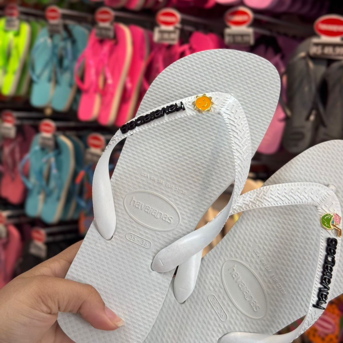 Havaianas Top + Placa Logo + Pin Sol e Água de Coco