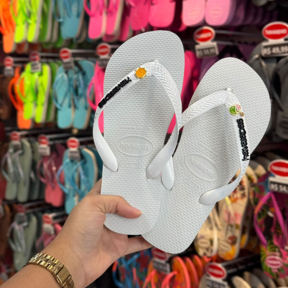 Havaianas Top + Placa Logo + Pin Sol e Água de Coco