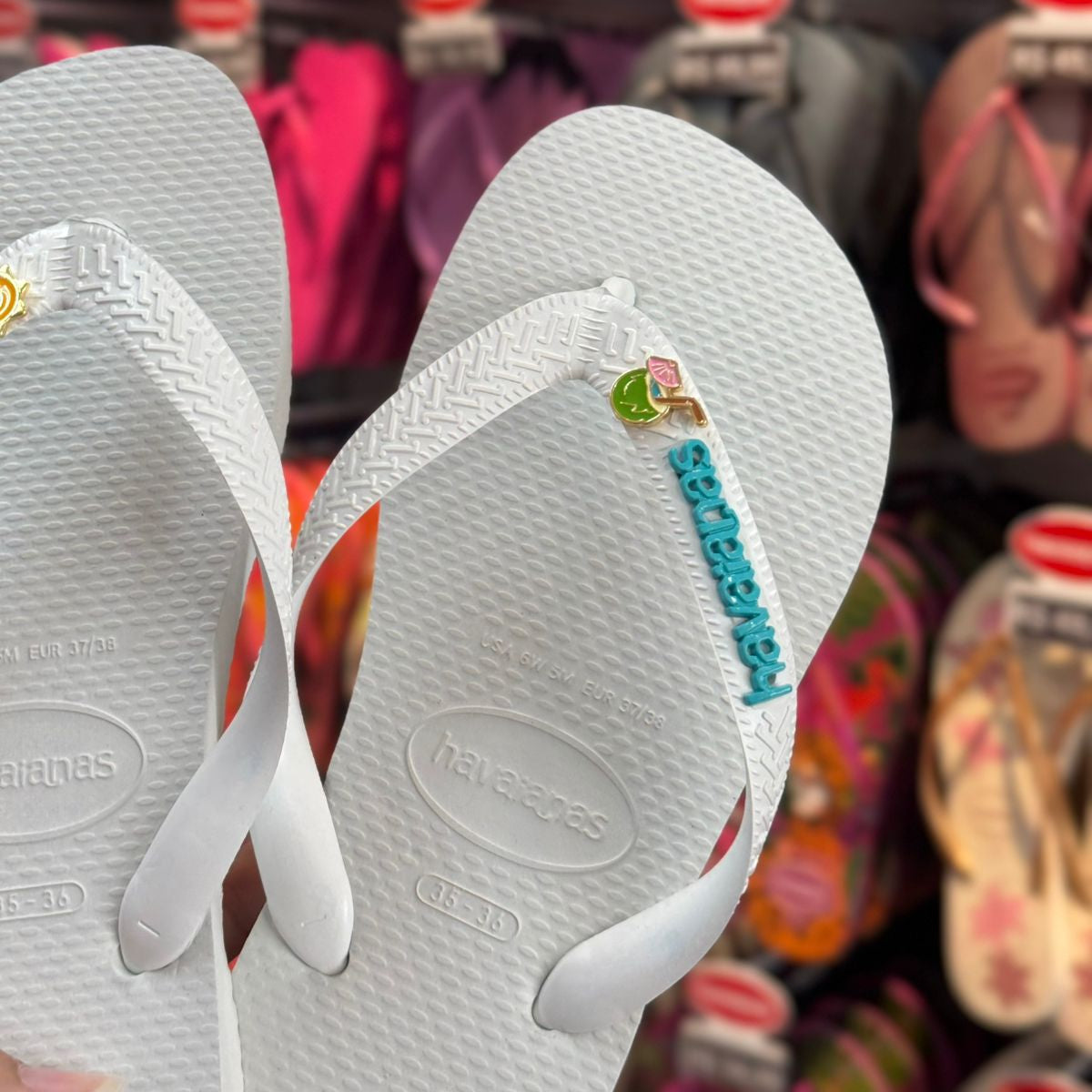 Havaianas Top + Placa Logo + Pin Sol e Água de Coco