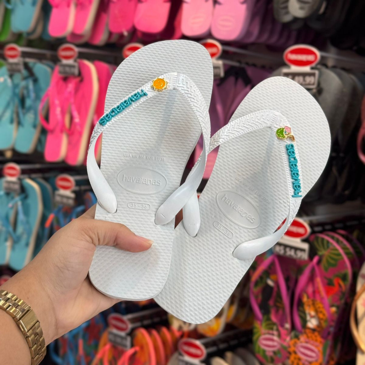 Havaianas Top + Placa Logo + Pin Sol e Água de Coco