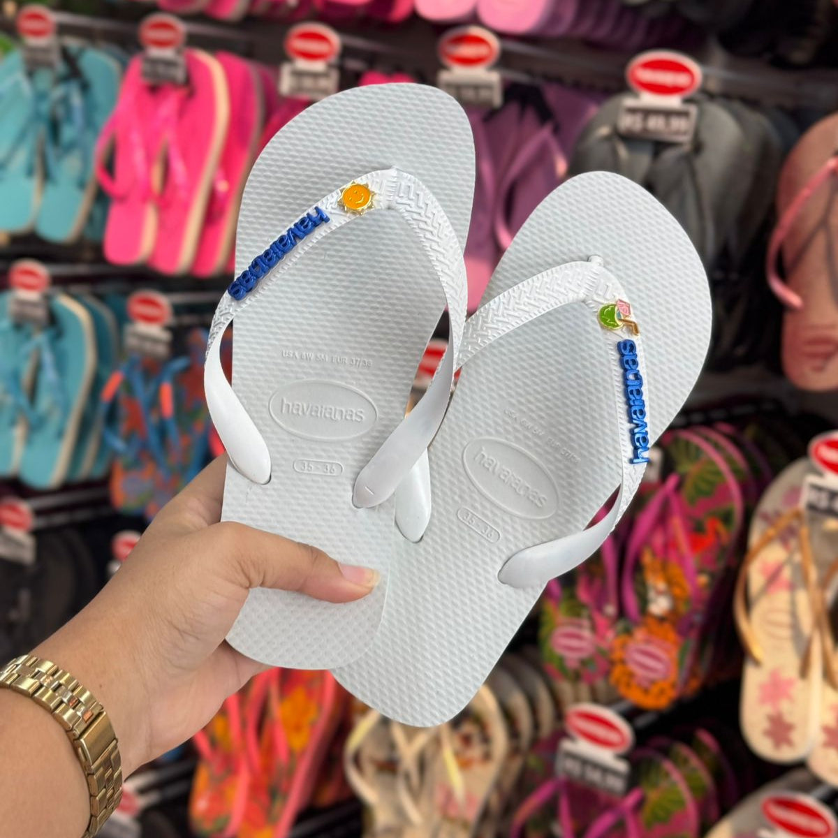 Havaianas Top + Placa Logo + Pin Sol e Água de Coco