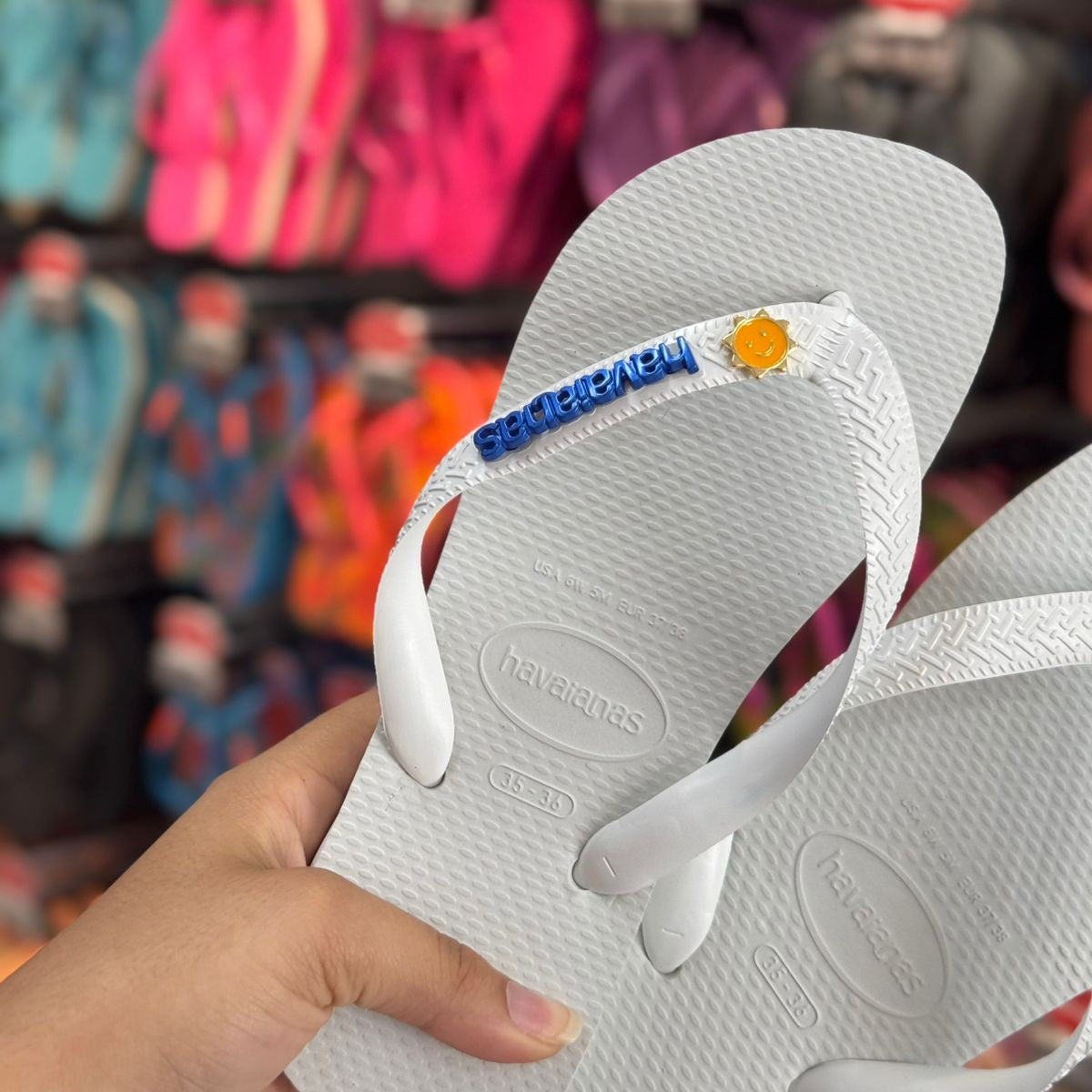 Havaianas Top + Placa Logo + Pin Sol e Água de Coco