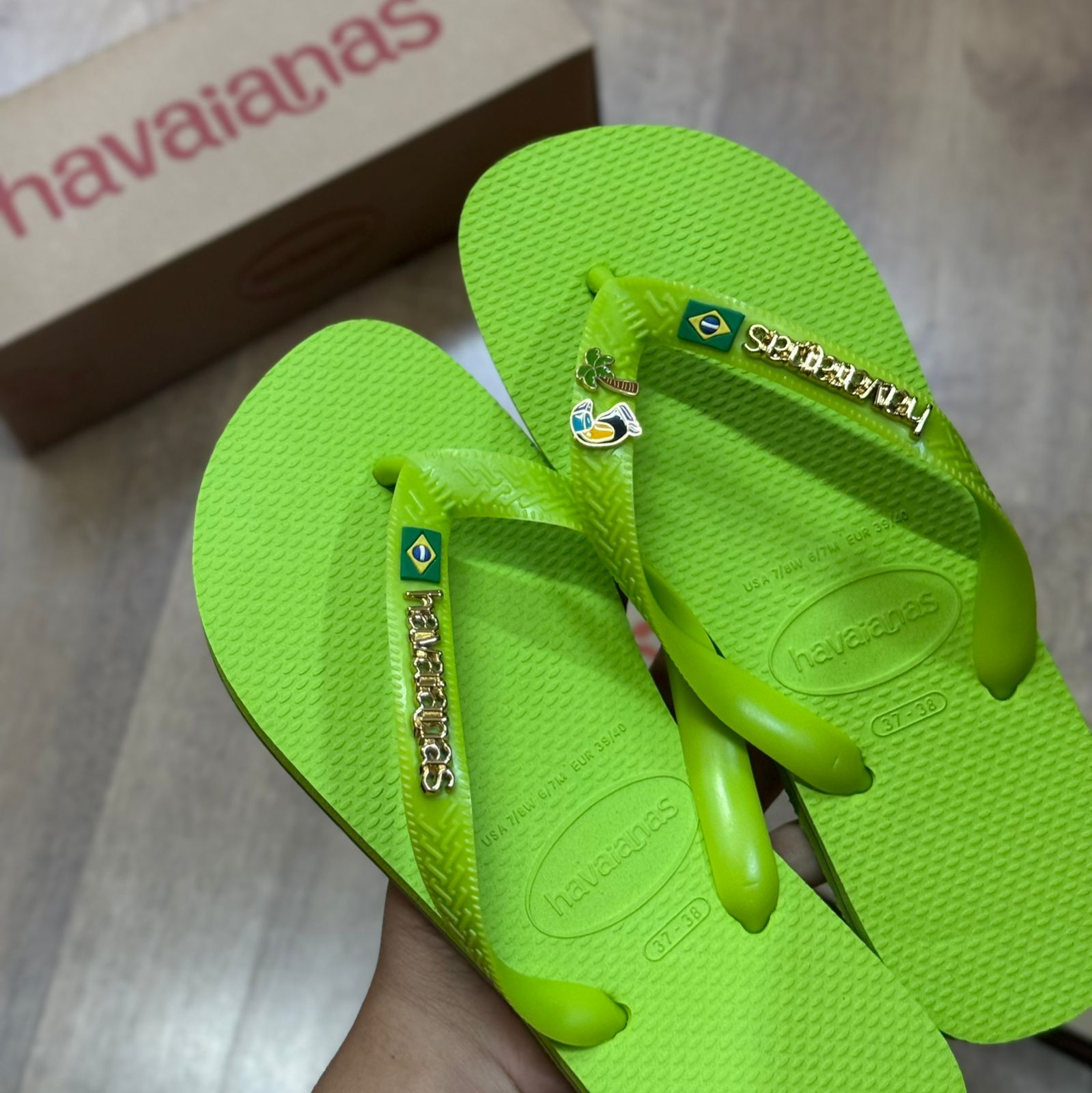 Havaianas Brasil + Placa Logo + Pin Tucano e Coqueiro