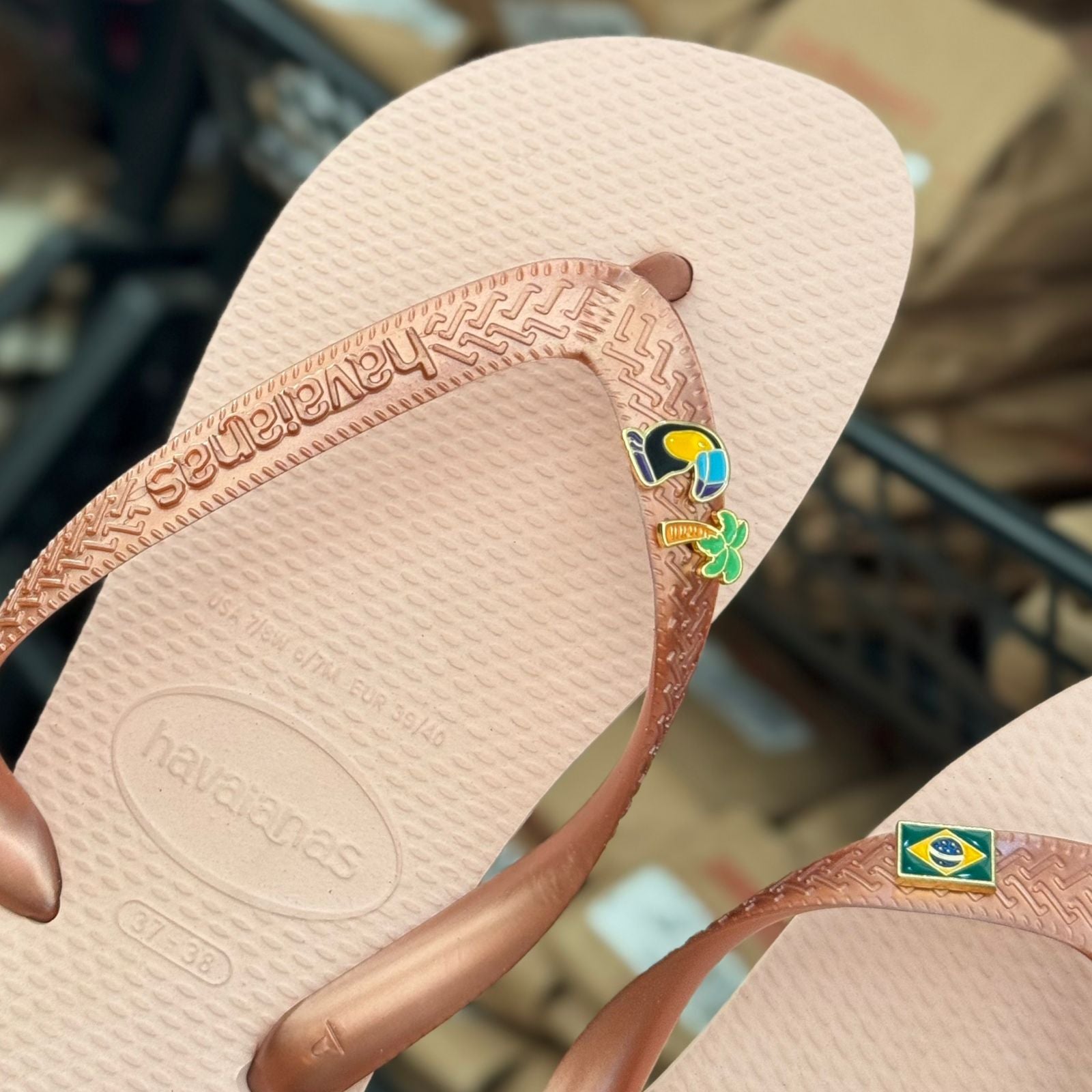 Havaianas Top + Pin Tucano, Coqueiro e Brasil