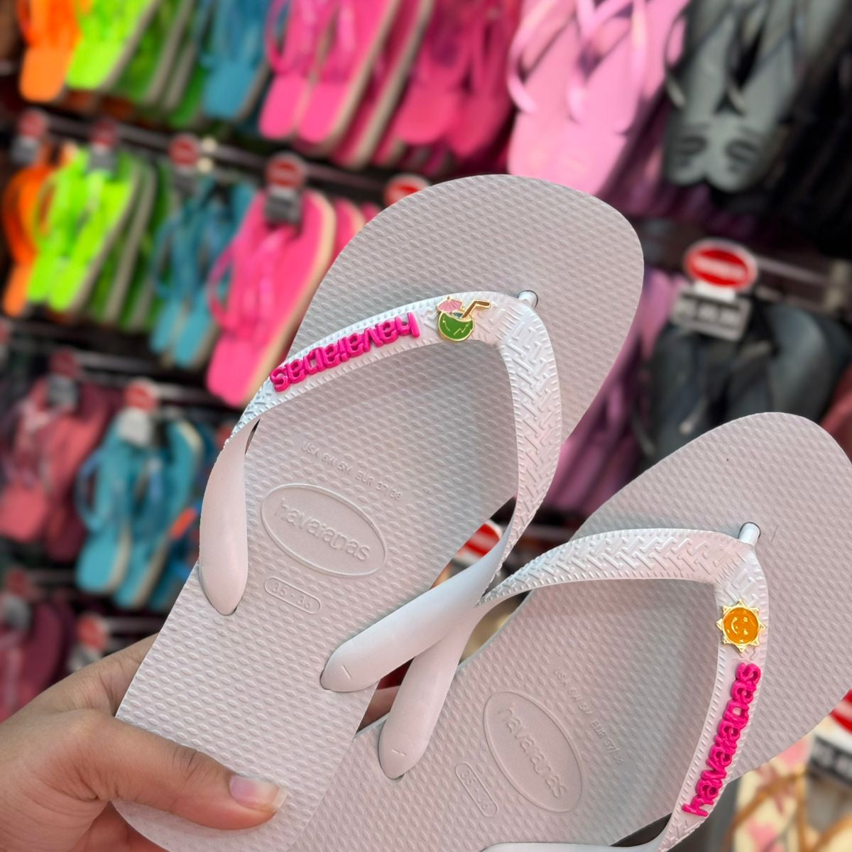 Havaianas Top + Placa Logo + Pin Sol e Água de Coco