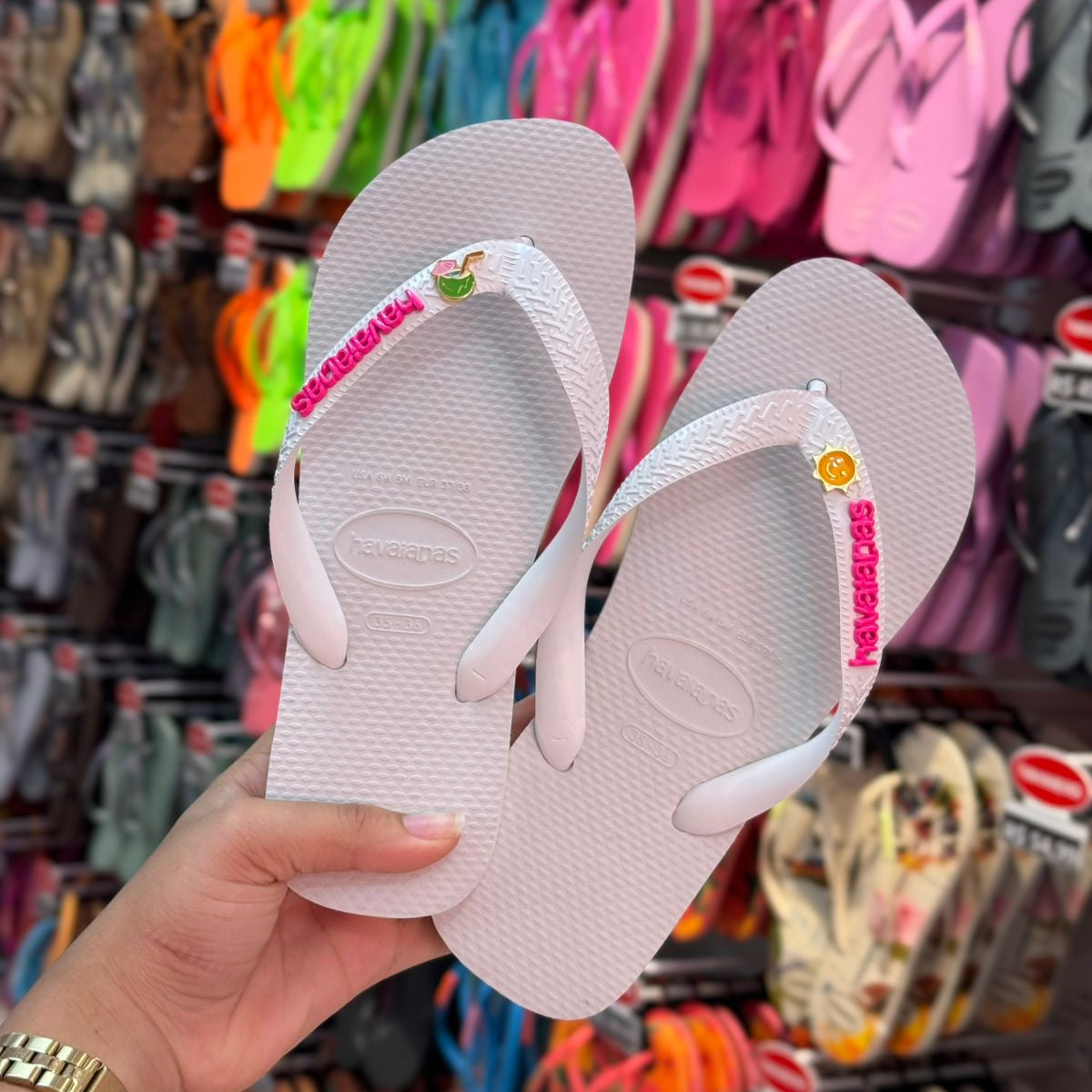 Havaianas Top + Placa Logo + Pin Sol e Água de Coco