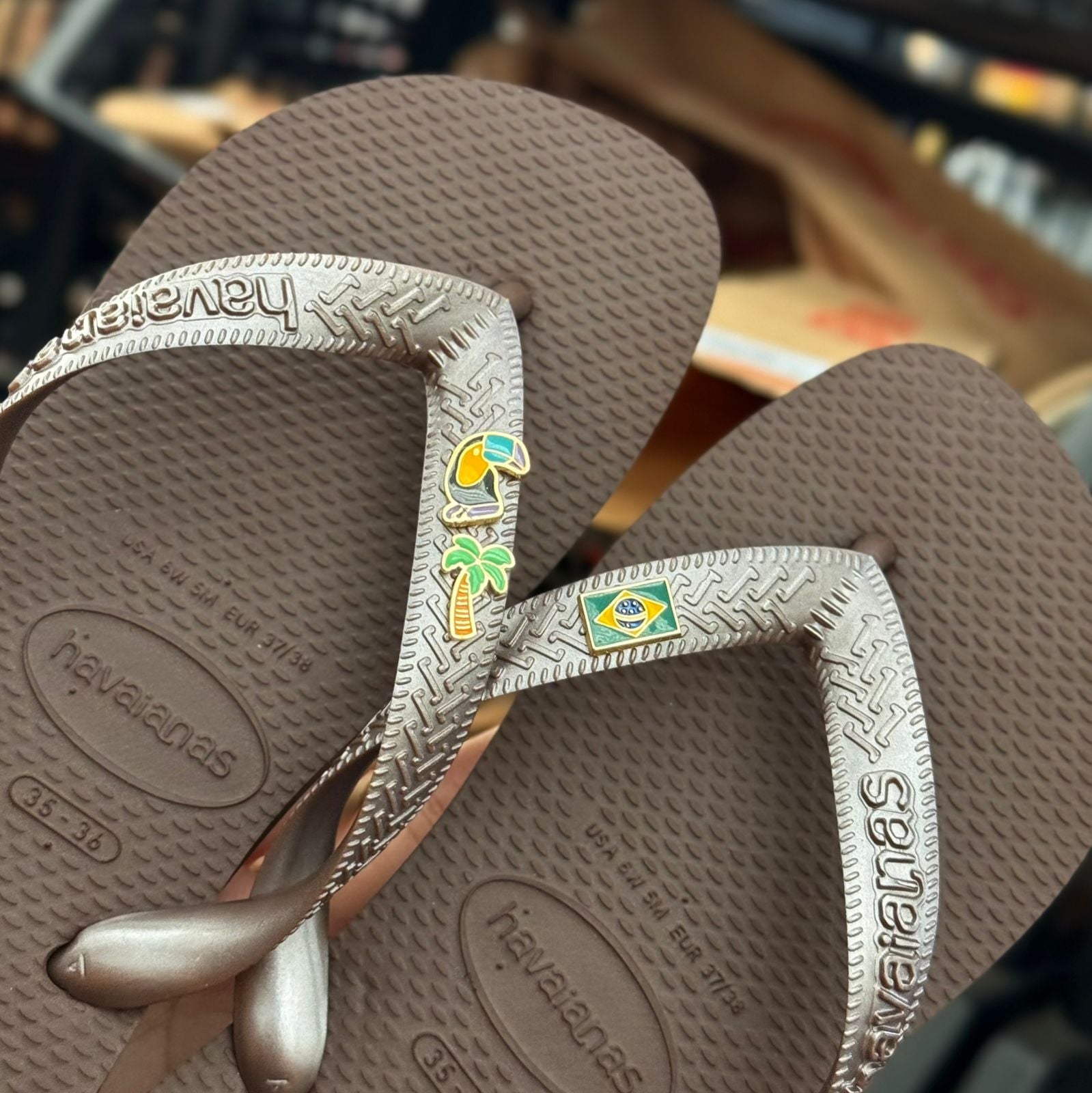 Havaianas Top + Pin Tucano, Coqueiro e Brasil
