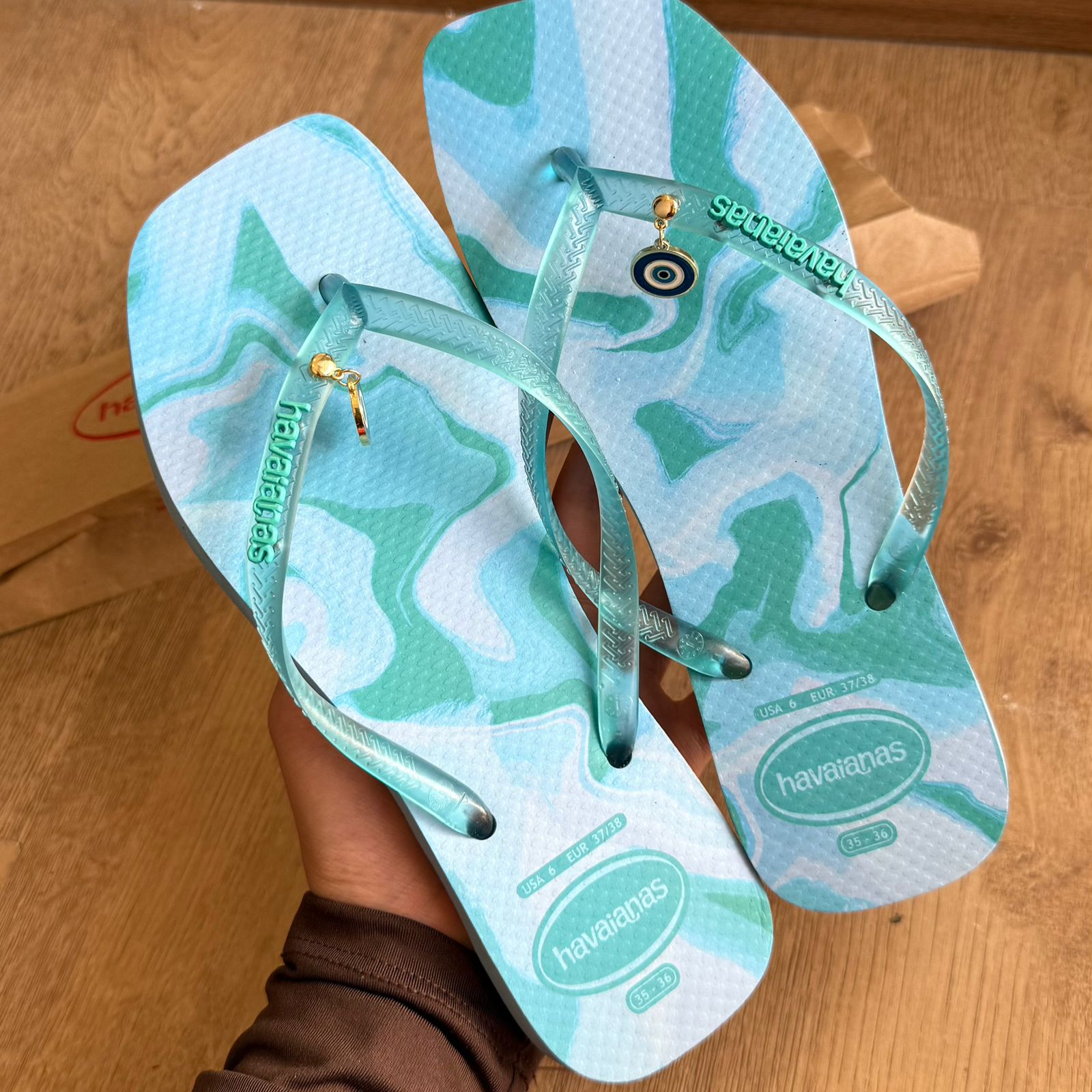 Havaianas Square Jelly + Pin Olho Grego Pendurado