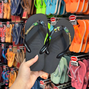Havaianas Brasil + Placa Logo + Pin Tucano e Coqueiro