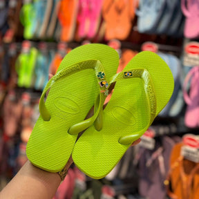 Havaianas Top + Pingente Trevo, Tucano, Coqueiro e Brasil