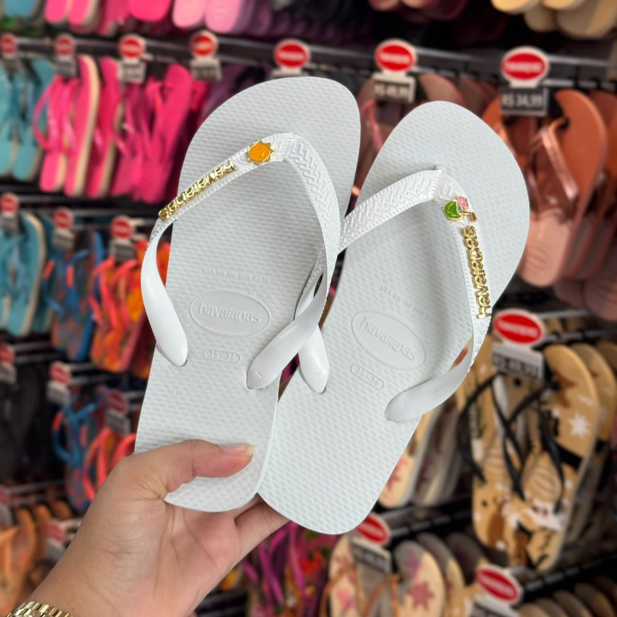 Havaianas Top +  Placa Logo + Pin Sol e Água de Coco