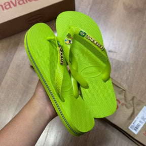 Havaianas Brasil + Placa Logo + Pin Tucano e Coqueiro
