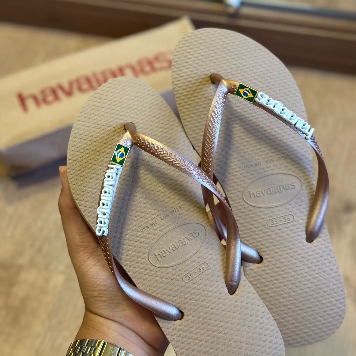 Havaianas Slim + Placa Logo + Pin Brasil
