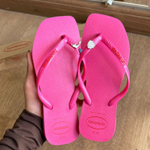 Havaianas Slim Square Logo Pop Up + Pingente Golfinho, Concha e Sereia