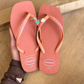 Havaianas Slim Square Logo Pop Up + Pingente Golfinho, Concha e Sereia