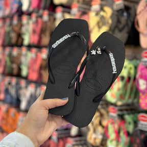 Havaianas Slim Square + Pin Placa Logo + Pin Personagens Disney + Pin Luva Mickey