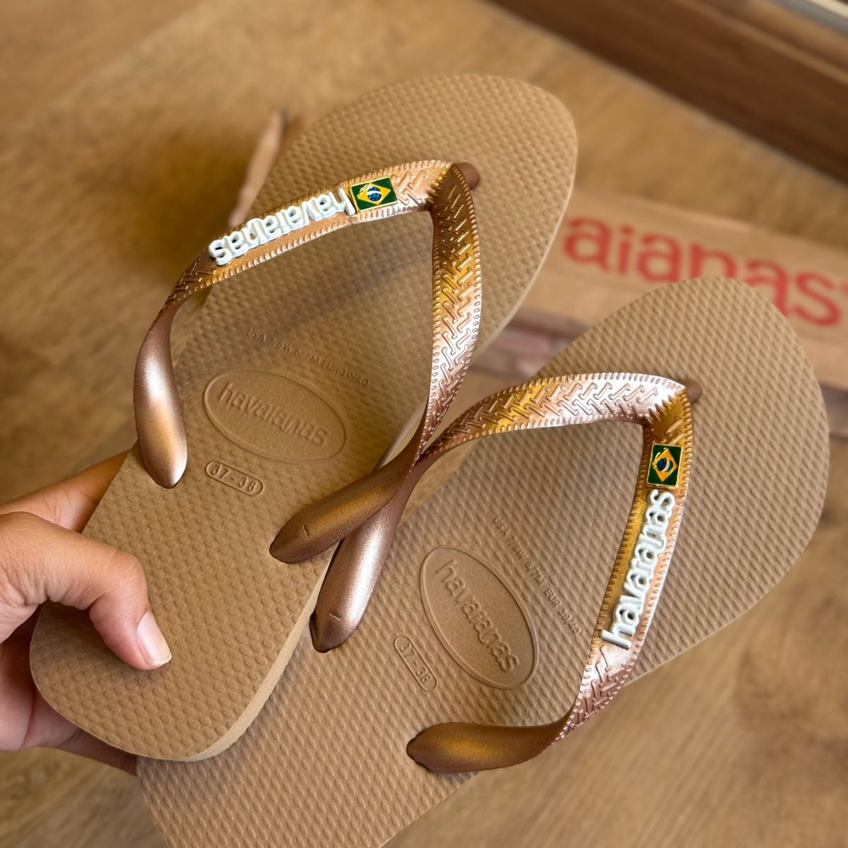 Havaianas Top + Pin Brasil + Placa Logo