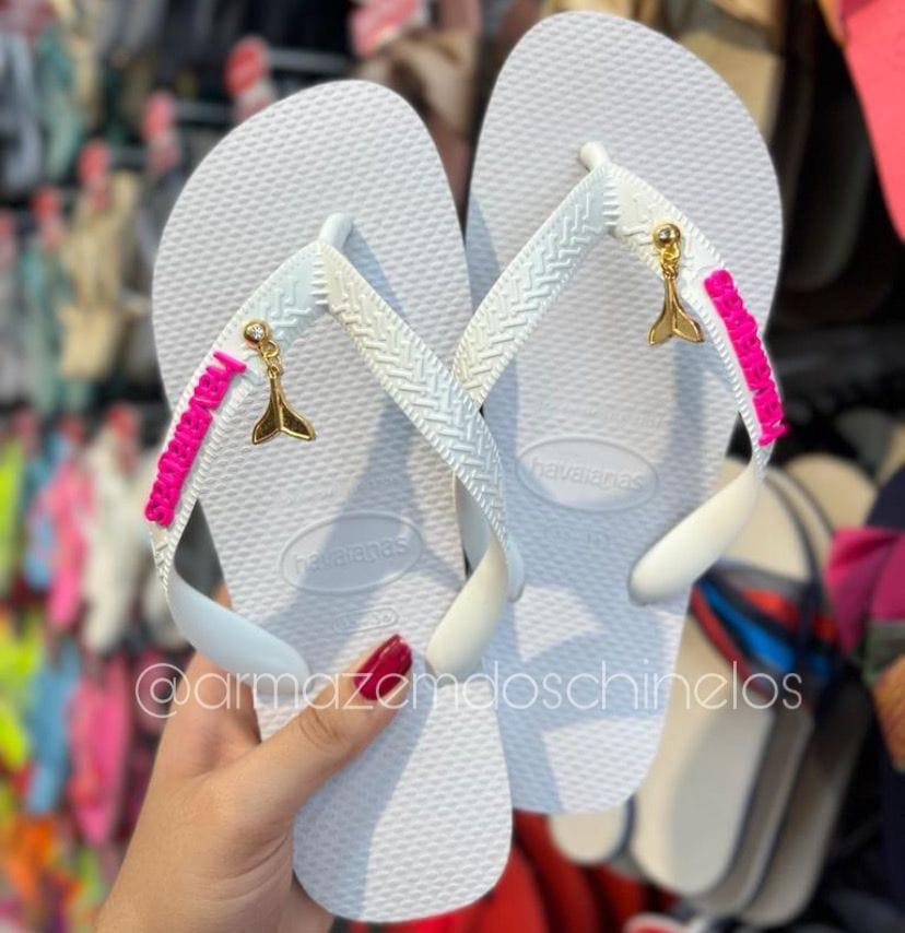 Havaianas Top (Branco) + Pingente placa logo e Pingente sereia